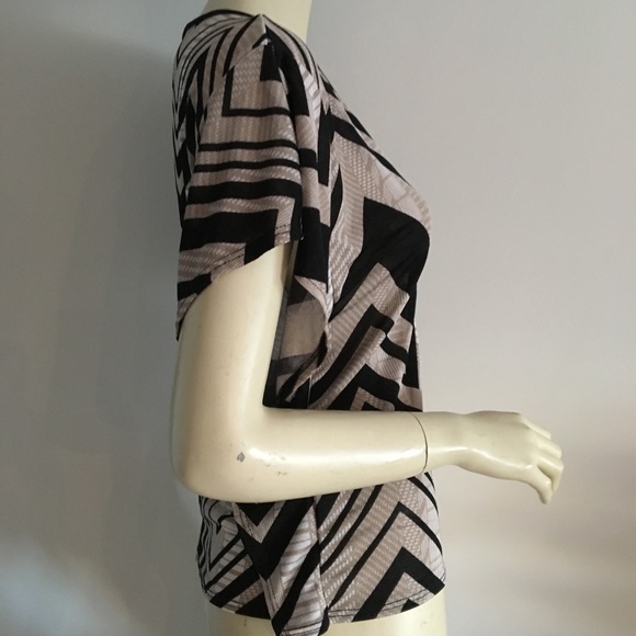 Pretty Good zig zag capsleeve Ruffle Top - Picture 2 of 8